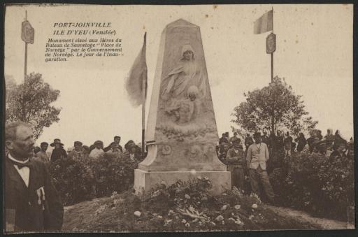 Le monument érigé par le gouvernement de Norvège pour les héros du bateau de sauvetage de l'île d'Yeu qui secourut les naufragés du cargo norvégien l' "Ymer" en 1917, le jour de son inauguration [le 5 juillet 1922].